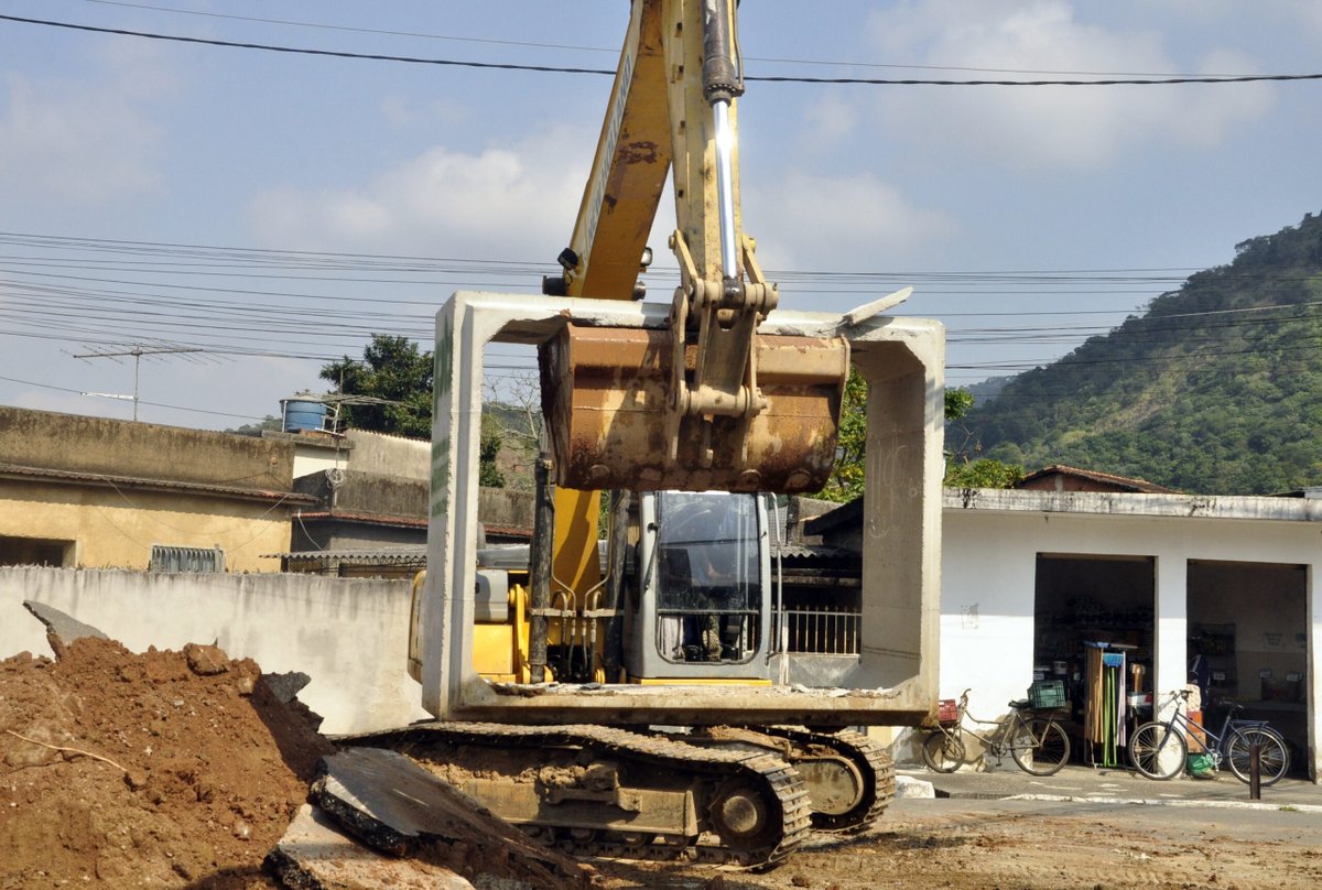 destaque_mage's tweet photo. As equipes da Infraestrutura, da Prefeitura, estão no bairro do Batatal, em Fragoso, com obras de drenagem para a construção de mais um Parque Linear. Esse projeto contempla urbanização, paisagismo, parquinho, pista para caminhada e estacionamento. https://t.co/gy9ugnBgrZ