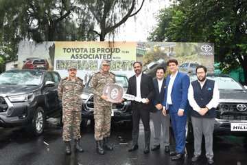 timesofindia's tweet photo. #IndianArmy - modernizing the fleet to conquer any terrain!
#LtGenAnindyaSengupta, #COS_NC received first set of Toyota Hilux - Mountain off-Road Vehicles(MRVs) from Mr. V. Wiseline Sigamani, General Manager – Strategic Business Unit (North) after rigorous testing in most inclement weather & rough terrain.
The Hilux, known for its toughness, durability, reliability, & off-roading capabilities with its powerful engine & 4x4 drive coupled with enhanced safety features will boost the #Operational readiness and modernize the fleet of #IndianArmy.
#transformingIA #OnPathToTransformation #ToyotaHilux
@adgpi
@Toyota_India