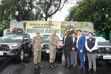 timesofindia's tweet photo. #IndianArmy - modernizing the fleet to conquer any terrain!
#LtGenAnindyaSengupta, #COS_NC received first set of Toyota Hilux - Mountain off-Road Vehicles(MRVs) from Mr. V. Wiseline Sigamani, General Manager – Strategic Business Unit (North) after rigorous testing in most inclement weather & rough terrain.
The Hilux, known for its toughness, durability, reliability, & off-roading capabilities with its powerful engine & 4x4 drive coupled with enhanced safety features will boost the #Operational readiness and modernize the fleet of #IndianArmy.
#transformingIA #OnPathToTransformation #ToyotaHilux
@adgpi
@Toyota_India