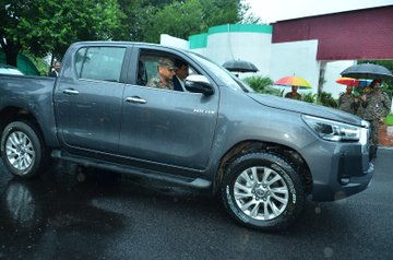 timesofindia's tweet photo. #IndianArmy - modernizing the fleet to conquer any terrain!
#LtGenAnindyaSengupta, #COS_NC received first set of Toyota Hilux - Mountain off-Road Vehicles(MRVs) from Mr. V. Wiseline Sigamani, General Manager – Strategic Business Unit (North) after rigorous testing in most inclement weather & rough terrain.
The Hilux, known for its toughness, durability, reliability, & off-roading capabilities with its powerful engine & 4x4 drive coupled with enhanced safety features will boost the #Operational readiness and modernize the fleet of #IndianArmy.
#transformingIA #OnPathToTransformation #ToyotaHilux
@adgpi
@Toyota_India
