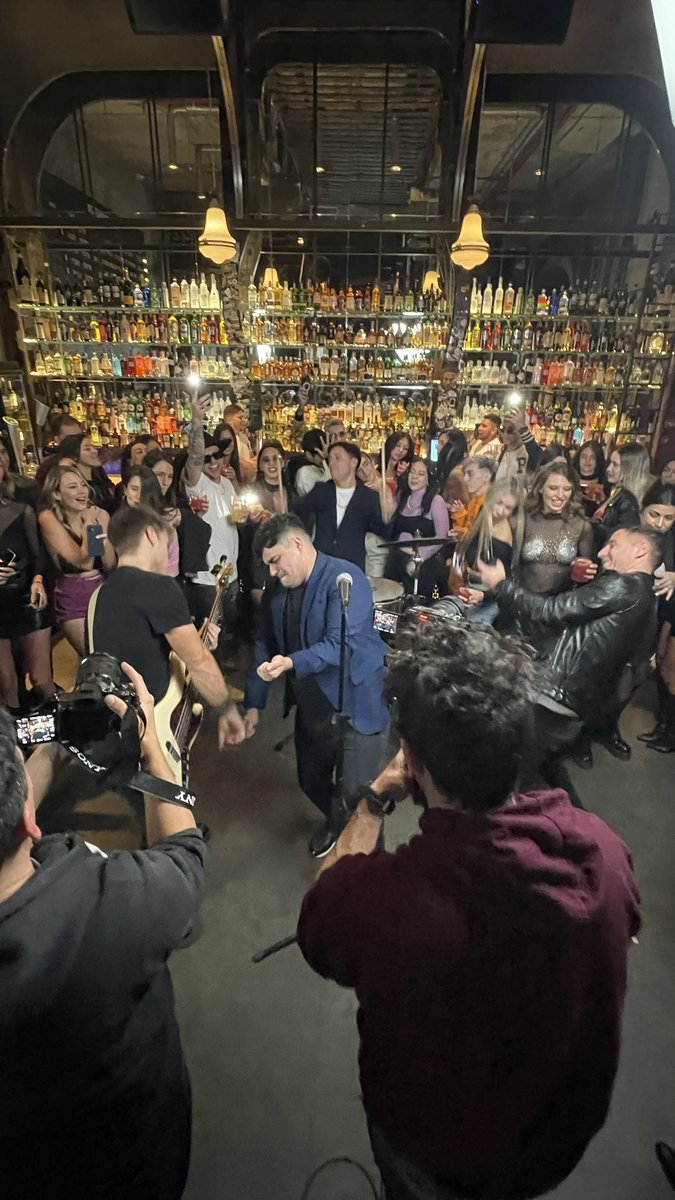 Esta noche <a href="/Los_Totora/">Los Totora</a> presentan nuevo tema. Hermoso Día del amigo!