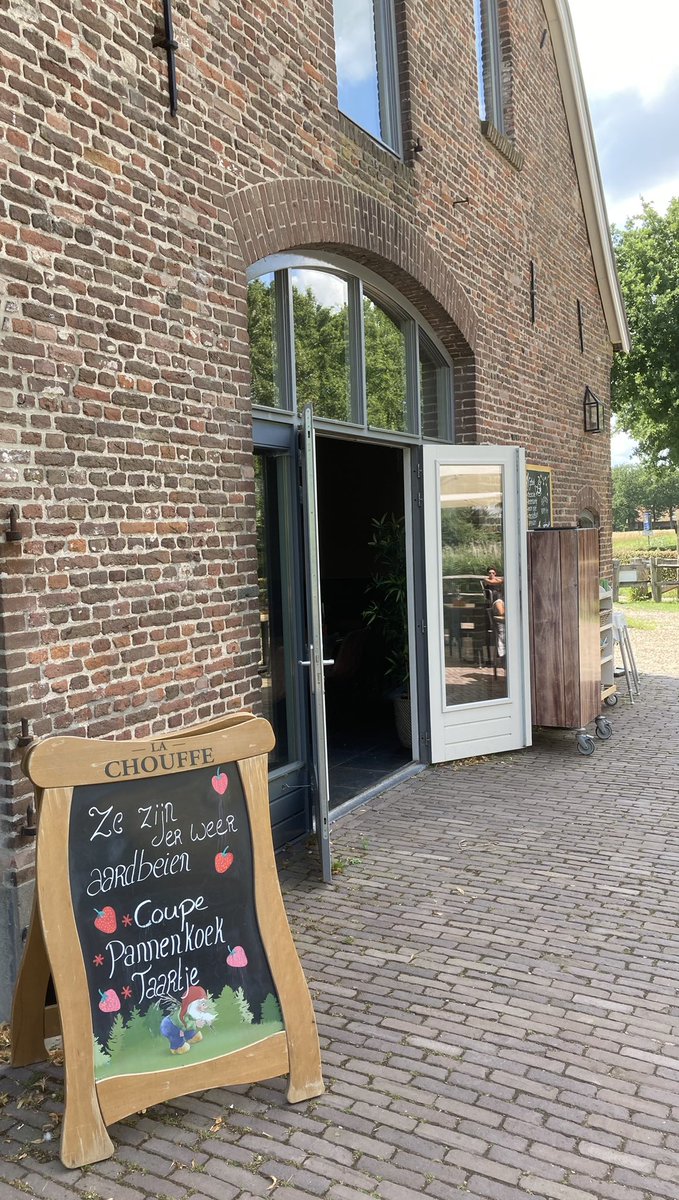 arnoldvanrhijn's tweet photo. Met het organisatiecomité voor de op 11 maart jl. gehouden succesvolle reünie van het toenmalige Heldring College in Zetten is het genieten van de ambachtelijke pannenkoeken van Pannenkoekenboerderij Aan de Linge. #evaluatielunch #Hemmen #Overbetuwe @Gem_Overbetuwe https://t.co/g9hTgowFU6
