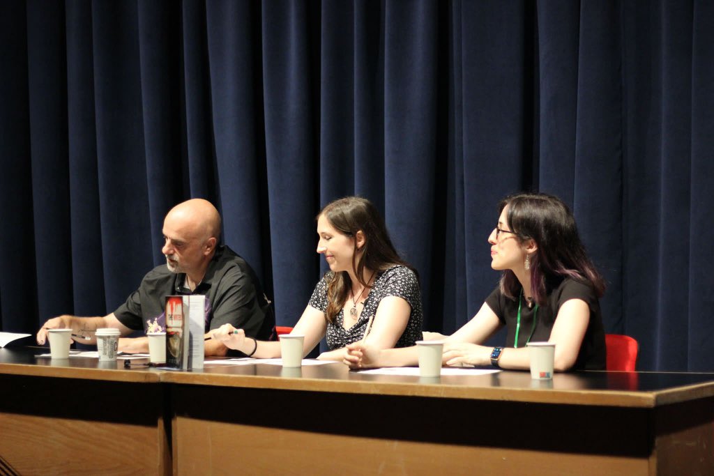 Tres escritores interpretan a escritores en una partida de rol con música en directo en el #celsius2023… bendita locura dirigida por Pepe Pedraz con María Daz poniendo la banda sonora y Celia Corral-Vázquez, Iván Ledesma e Inés Galiano dando vida a los personajes