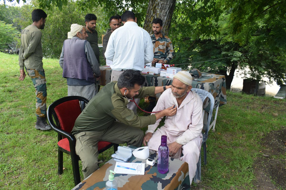JannateKashmir8's tweet photo. #Medicare 
Door to Door Med  Camp
 #Army for Community at the forefront of national integration in high mountains. 
Free check-up, medicines &amp; awareness on hygiene #Kashmir 
#IndianArmy https://t.co/5vSJA2Z9jl