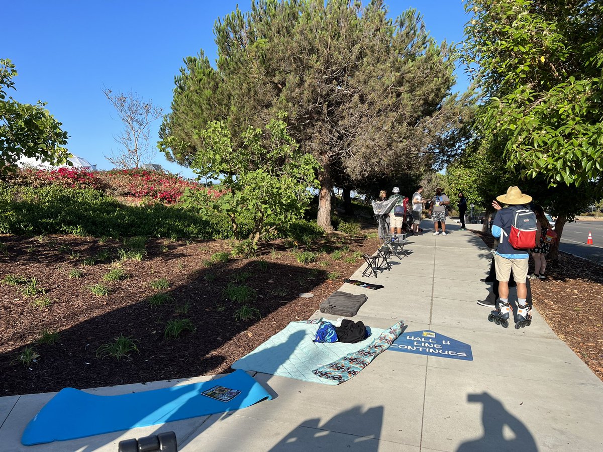 aklau2's tweet photo. Everything else line for @Comic_Con has moved from the grass over to the old Hall H line.  @SD_Comic_Con https://t.co/WG1gUTOWuZ