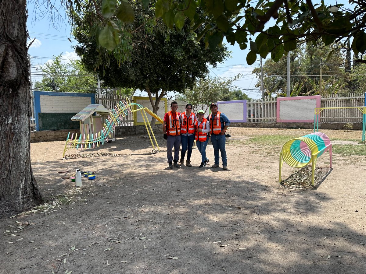 gp_construccion's tweet photo. Regresamos al kinder Zapote del Valle en Guadalajara, esta vez con brochas y pintura para pintar los juegos del patio para los niños.

¡Gracias al equipo de Hangares Guadalajara! 

#GPconstruccion #Laborsocial https://t.co/xU2r6OPue1