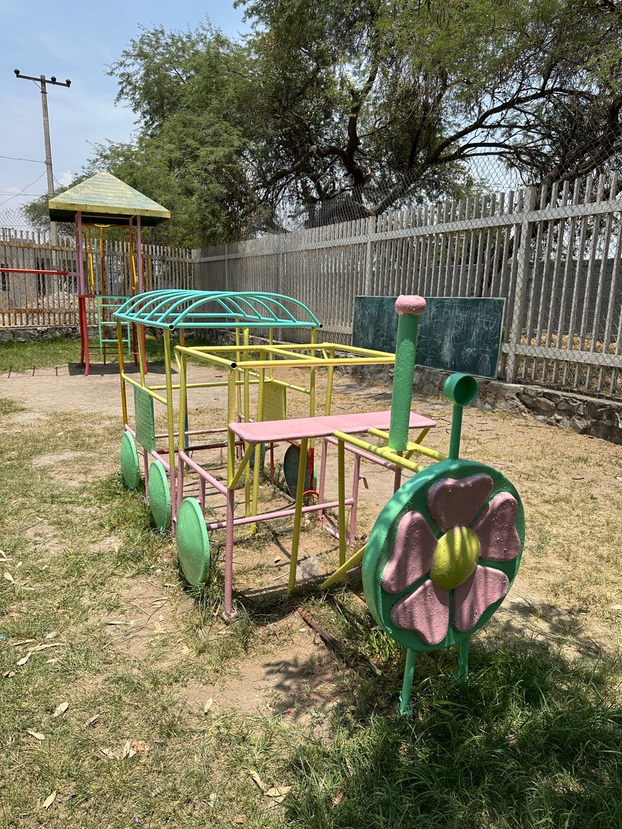 gp_construccion's tweet photo. Regresamos al kinder Zapote del Valle en Guadalajara, esta vez con brochas y pintura para pintar los juegos del patio para los niños.

¡Gracias al equipo de Hangares Guadalajara! 

#GPconstruccion #Laborsocial https://t.co/xU2r6OPue1