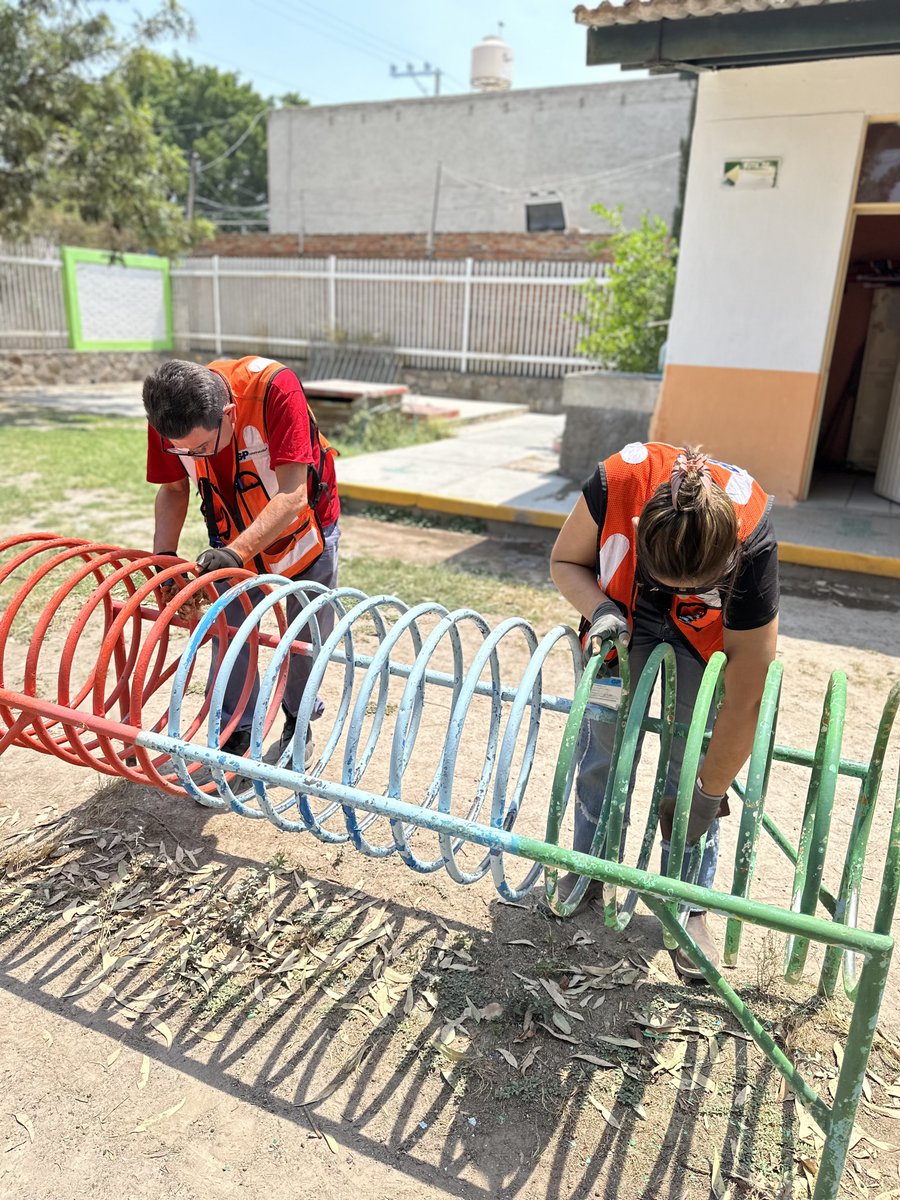 gp_construccion's tweet photo. Regresamos al kinder Zapote del Valle en Guadalajara, esta vez con brochas y pintura para pintar los juegos del patio para los niños.

¡Gracias al equipo de Hangares Guadalajara! 

#GPconstruccion #Laborsocial https://t.co/xU2r6OPue1