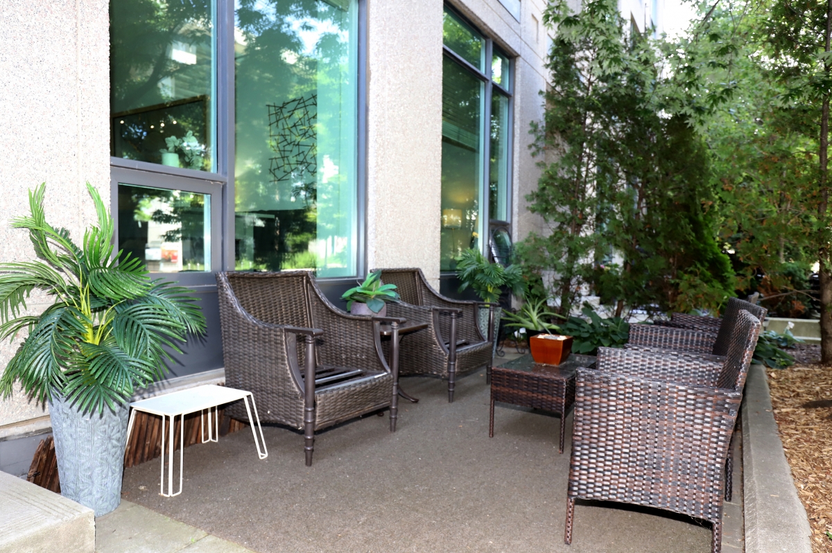 lyndacowan's tweet photo. #FORSALE 231 Fort York Blvd, Unit #118, $839,900, #Toronto Walkout 260 Ft Gated Terrace With Mature Privacy Trees And Shrubs. #FortYork Click for more information about this listing: https://t.co/wMdvh7NGrJ https://t.co/8Kc6RTzj5X