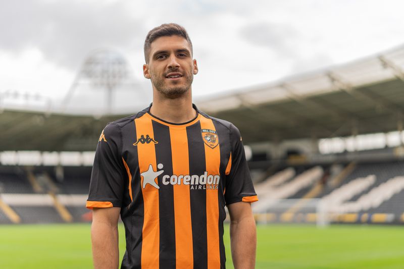 TransferOperat1's tweet photo. 🚨 Transfer Alert 🚨

✅️ IT'S DONE

Rúben Vinagre is on loan to Hull City AFC until 2024. Good luck in Yorkshire (England). ⚫️🟠🐅

Age: 24
Nationality: Portugal 
Position: Defender 

#Transfers #hcafc #hullcity #Championship #Vinagre #WelcomeRúben https://t.co/qMg18Dw1qX