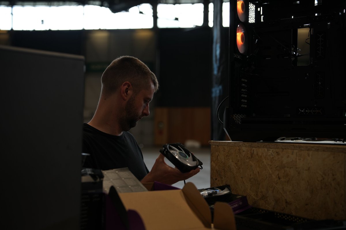 FPG_CreativeLab's tweet photo. Le montage du côté des copains de chez @EmiSpherePC ♥ https://t.co/hMjMOh6uNL
