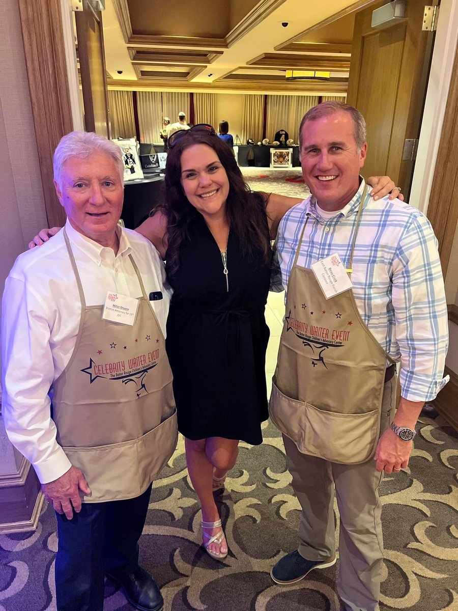 Congrats to @BatonRougeCAC for another successful Celebrity Waiter event!

DA Moore was one of this year's 30+ celebrities, along with @eagle0981's @MSouthern981 and EBR Coroner Dr. Beau Clark. 📷: Michelle Southern