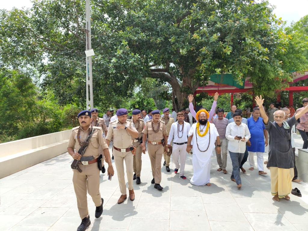 Amitavasthi15's tweet image. *मोहजालस्य योनिर्हि मूढैरेव समागमः।*
*अहन्यहनि धर्मस्य योनिः साधुसमागमः॥*

मूढ मनुष्यों से मिलना-जुलना मोहजाल की उत्पत्ती का कारण होता है। इसी प्रकार साधु-महात्माओं का सङ्ग प्रतिदिन धर्म की प्राप्ति करानेवाला होता है।