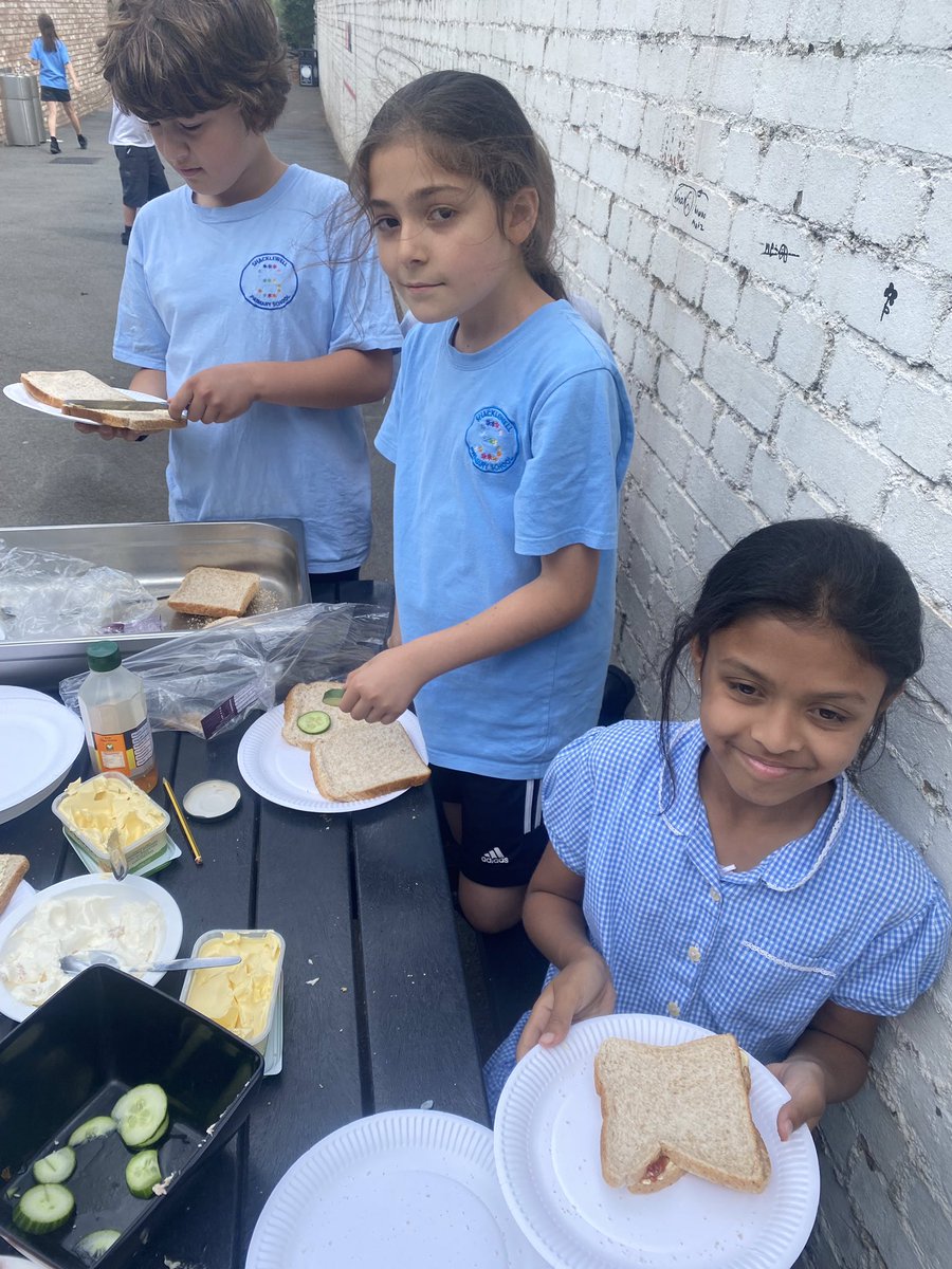 MissCallanan4's tweet photo. 4W also enjoyed making some sandwiches and playing together this afternoon for our end of year treat! Will miss this group! @ShacklewellE8 https://t.co/LepqJlJZlU