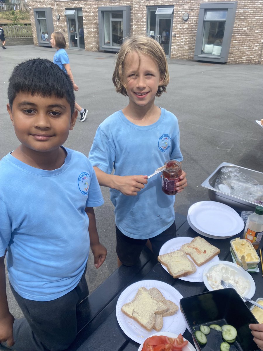 MissCallanan4's tweet photo. 4W also enjoyed making some sandwiches and playing together this afternoon for our end of year treat! Will miss this group! @ShacklewellE8 https://t.co/LepqJlJZlU