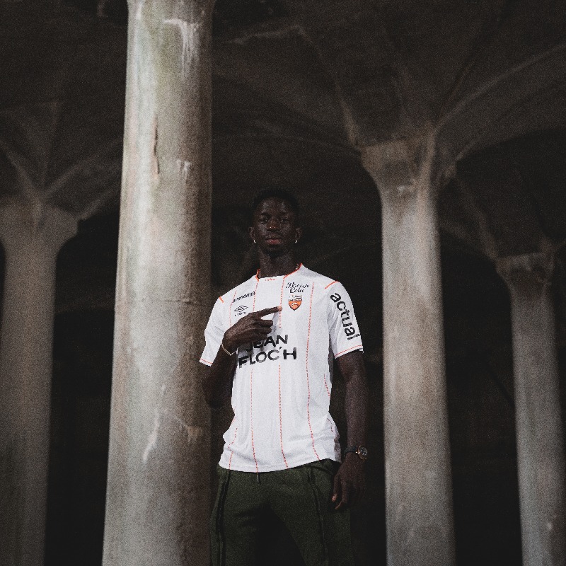 FCLorient's tweet photo. Formose Mendy, nouveau merlu ! 🐟

Le défenseur central de 22 ans s'engage 5⃣ ans avec le @FCLorient ! 🟠⚪️⚫️