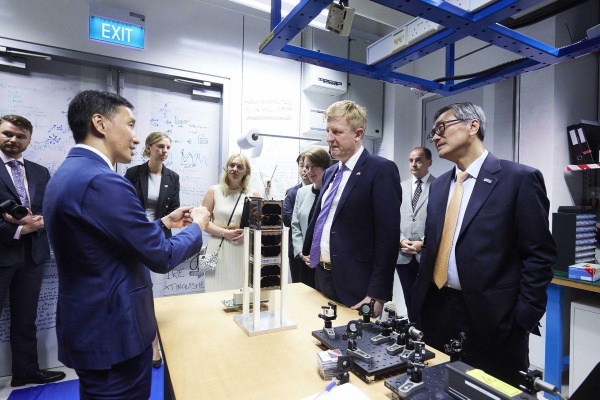 Happy to have UK Deputy Prime Minister @Oliverdowden @cabinetofficeuk and his delegation from @UKinSingapore @karaowen visit CQT on 28 June. We discussed CQT’s quantum initiatives and PIs Alexander Ling and @YvonneYGao hosted our guests in their labs. Thanks for visiting!
