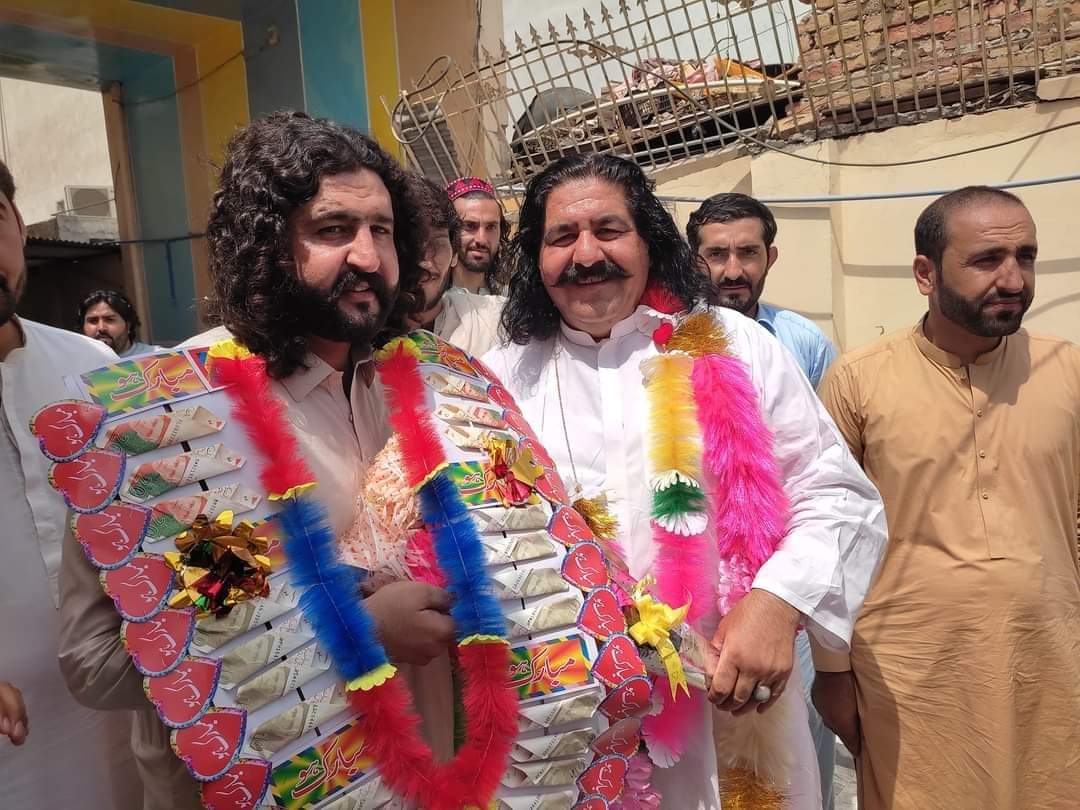 Pashtunism333's tweet photo. ایک علی وزیر جس نے 26 مہینے قید گزاری اور دوسرا #حنیف_پشتین جس نے 4 سال قید گزاری لیکن دونوں آج بھی اپنے مٶقف پر کھڑے ہیں۔
مزاحمت ✌
#LongLiveResistance https://t.co/ojvkFjZYsP
