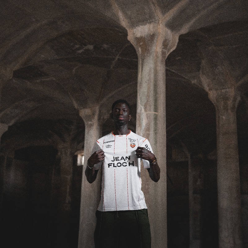 FCLorient's tweet photo. Formose Mendy, nouveau merlu ! 🐟

Le défenseur central de 22 ans s'engage 5⃣ ans avec le @FCLorient ! 🟠⚪️⚫️