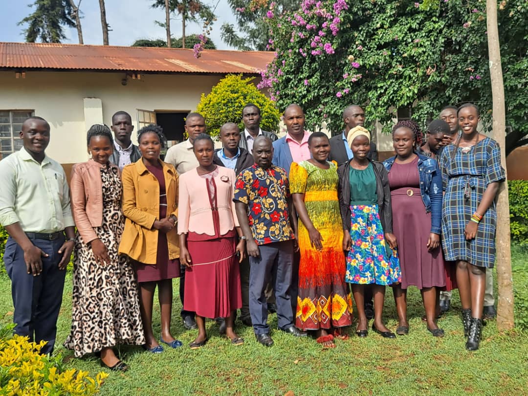 AyebareDenise's tweet photo. This side in Kween district we are 🌟 embracing wisdom as I engage with my adult class who're willing to unravel the significance of intellectual discourse in shaping a brighter future. 🗣️👥 #WisdomOfAges #IntellectualDialogue #SocietyAndDiscourse https://t.co/B9w23J2ywK