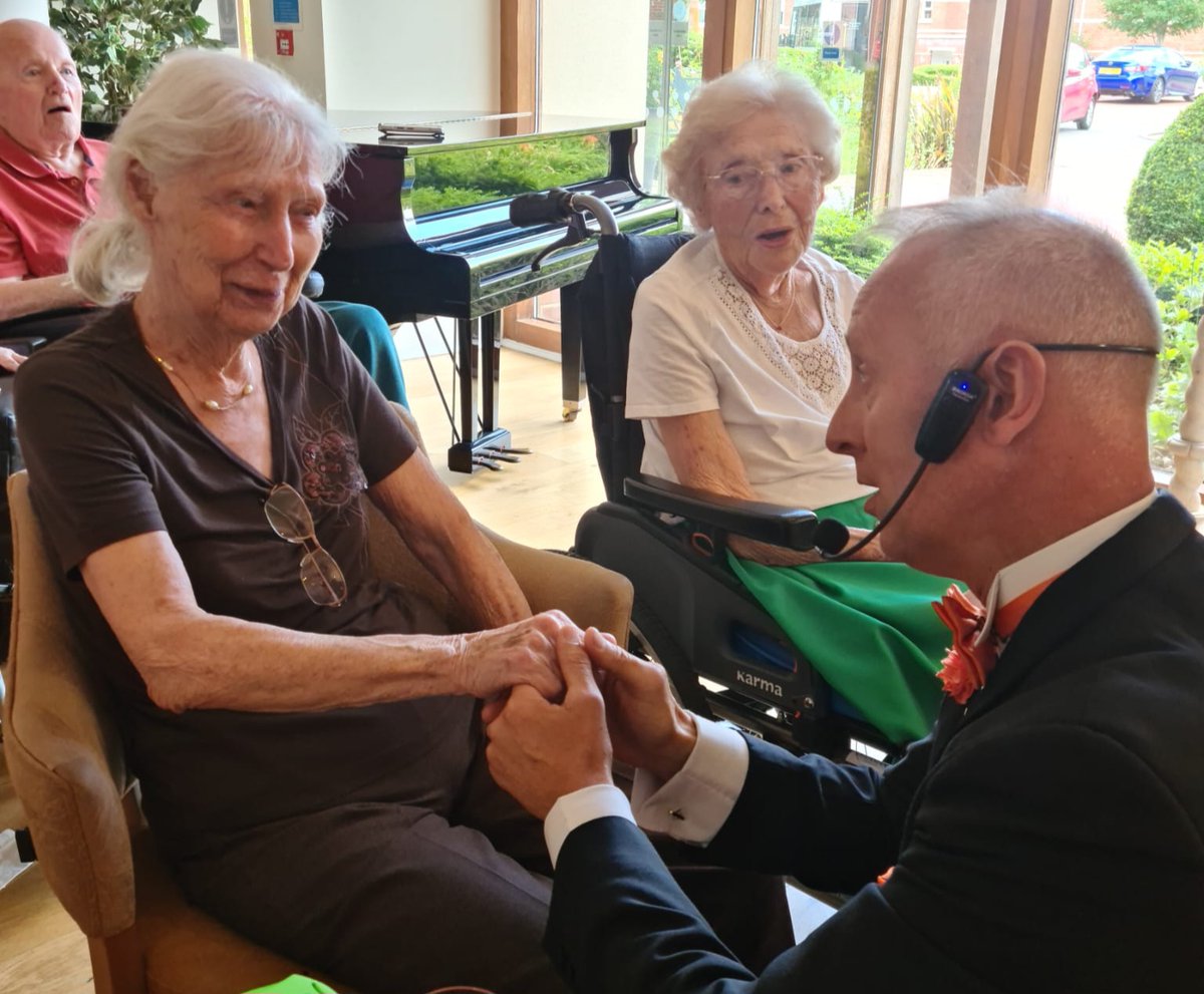 StarandGarter's tweet photo. #Sollihull residents enjoy entertainment from TheNiceNEasyCommunityGroup 🎤 https://t.co/5dRoDoSxzJ