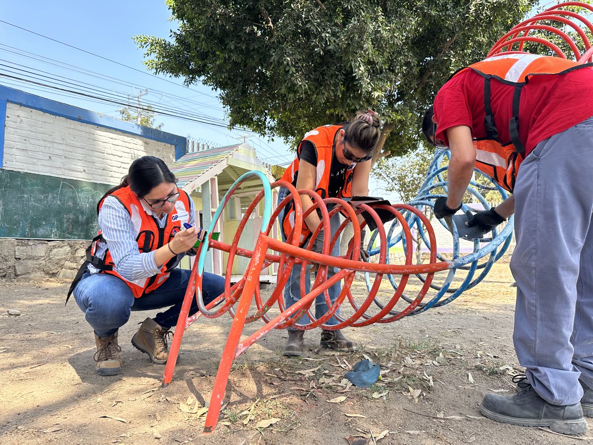 gp_construccion's tweet photo. Regresamos al kinder Zapote del Valle en Guadalajara, esta vez con brochas y pintura para pintar los juegos del patio para los niños.

¡Gracias al equipo de Hangares Guadalajara! 

#GPconstruccion #Laborsocial https://t.co/xU2r6OPue1
