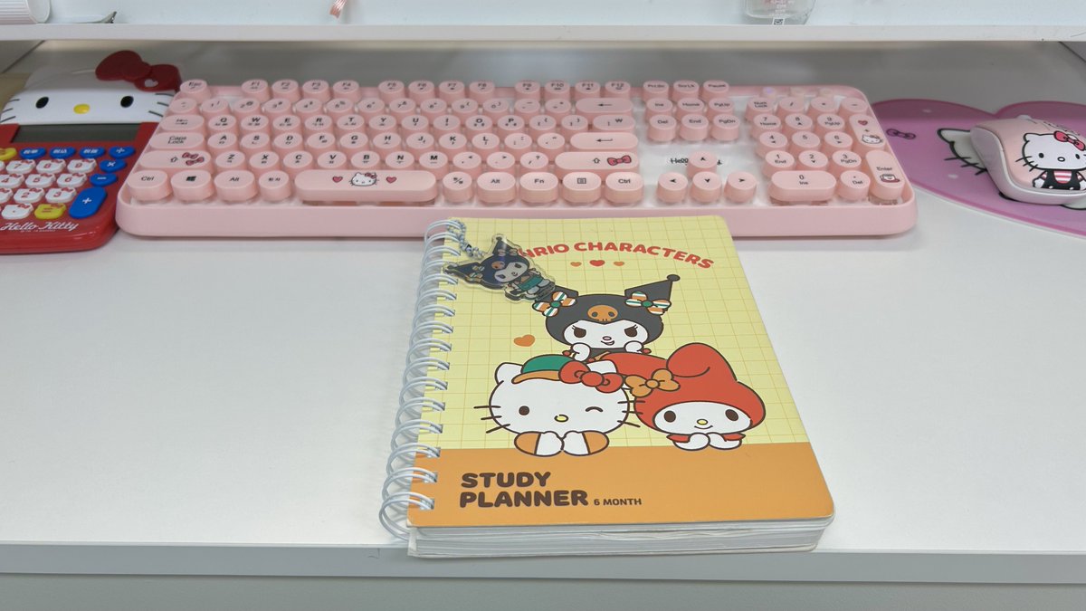 회사 사람들이 내 자리 키티왕국 같대ㅋㅋㅋㅋ