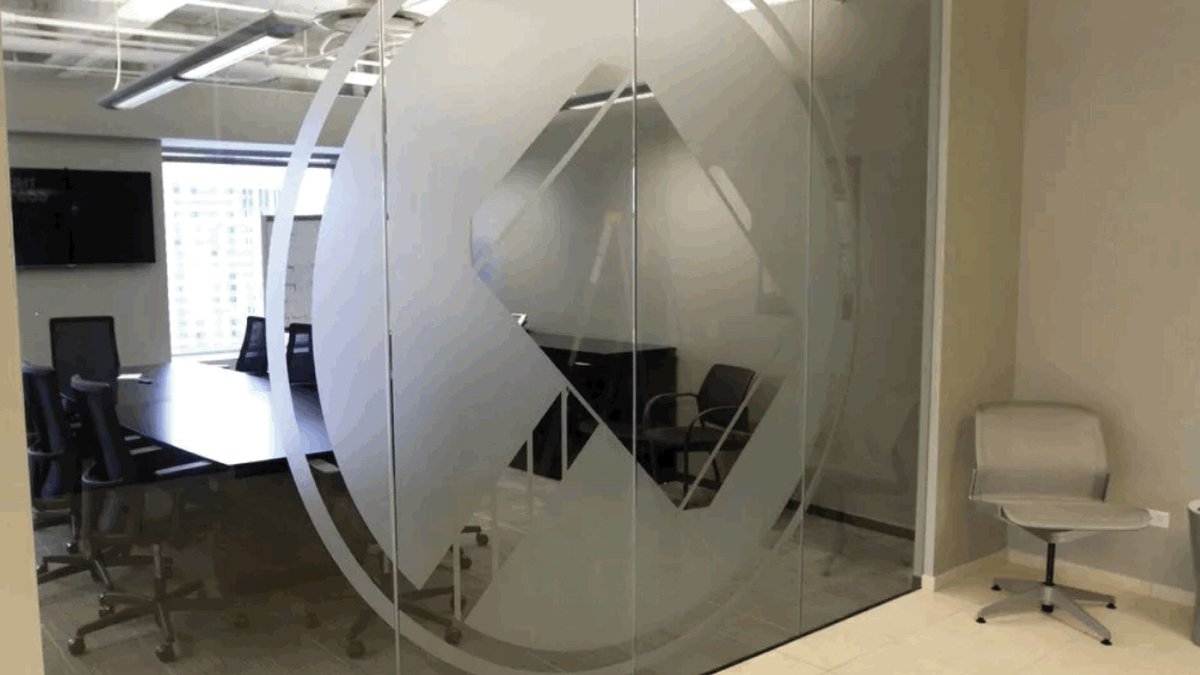 Signarama_NY's tweet image. Add elegance and privacy to your space with our stunning window frosting solutions! Enjoy natural light while maintaining a sense of discretion. Perfect for offices, storefronts, and more. Elevate your windows with our premium options. #WindowFrosting #WindowDecals #Vinyl