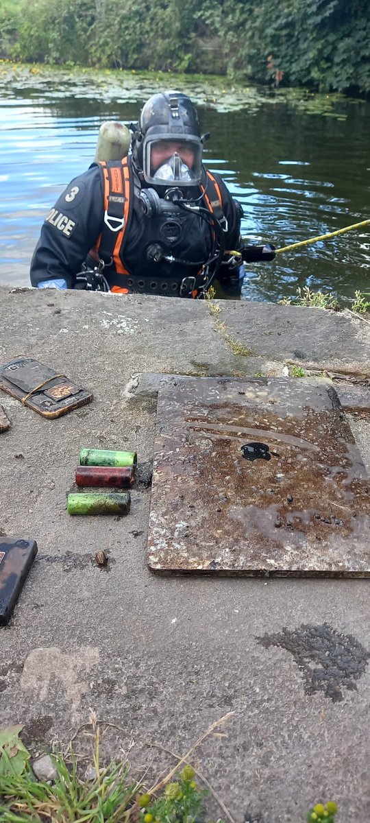 NWPoliceDivers's tweet photo. Some speculative searching today for some of the team along the Leeds/Liverpool Canal @MerseyPolice #policedivers #policesearch #lostbutnowfound #evidence https://t.co/ptprgRo7QX