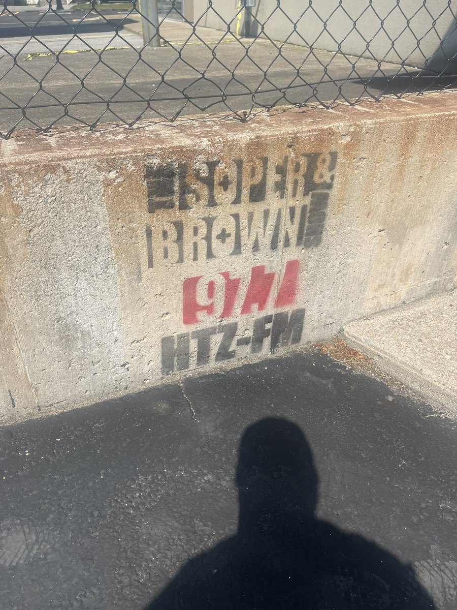 mopargirl_92's tweet photo. #soperandbrown977 #htzfm spotted in St. Catharine’s at 153 Scott Street! @carlbrown977 @SoperRadio @977HTZFM https://t.co/8MHTSpRhDc