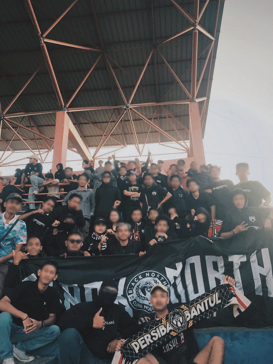 BLACKNORTH_12's tweet photo. Hanya seglintir umat dari sisi timur untuk tim KEbanggaan ✊ https://t.co/g3wtlirkDP