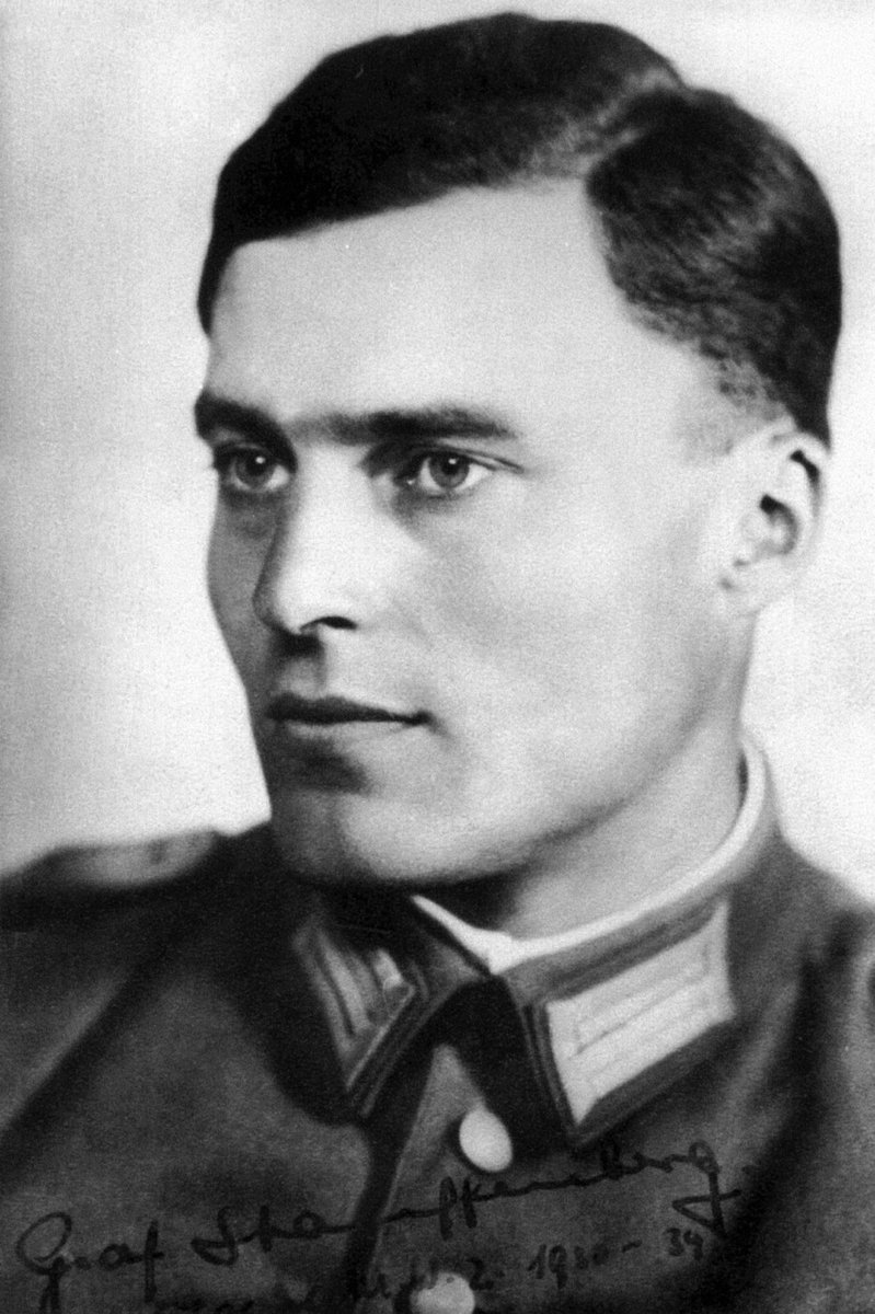 leonmwalter's tweet photo. Auf dem einen Bild sieht man einen mutigen und überzeugten Antifaschisten, der sich alleine gegen Hitler stellte um Krieg und Völkermord zu verhindern. Auf dem anderen Bild ist #Stauffenberg. https://t.co/fORLyTVeD8