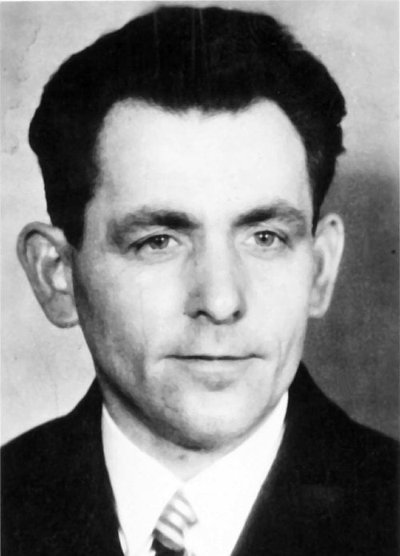 leonmwalter's tweet photo. Auf dem einen Bild sieht man einen mutigen und überzeugten Antifaschisten, der sich alleine gegen Hitler stellte um Krieg und Völkermord zu verhindern. Auf dem anderen Bild ist #Stauffenberg. https://t.co/fORLyTVeD8
