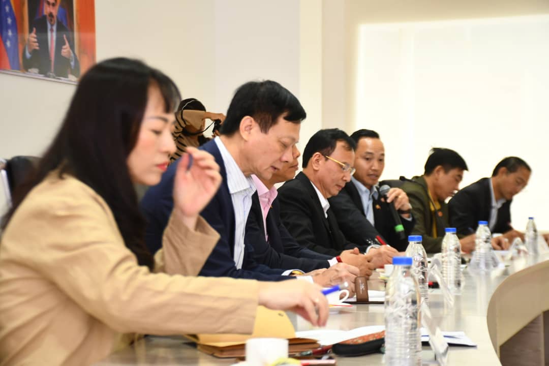 PartidoPSUV's tweet photo. Cabe mencionar que este encuentro entre el PSUV y el Partido Comunista de Vietnam, es de importancia para compartir experiencias y aprender cómo hacer más efectiva la movilización organizada de nuestro Partido que cuenta con una estructura en cada calle, comunidad y UBCh. 

@NicolasMaduro
@dcabellor
#VenezuelaCapitalDeLaPoesía