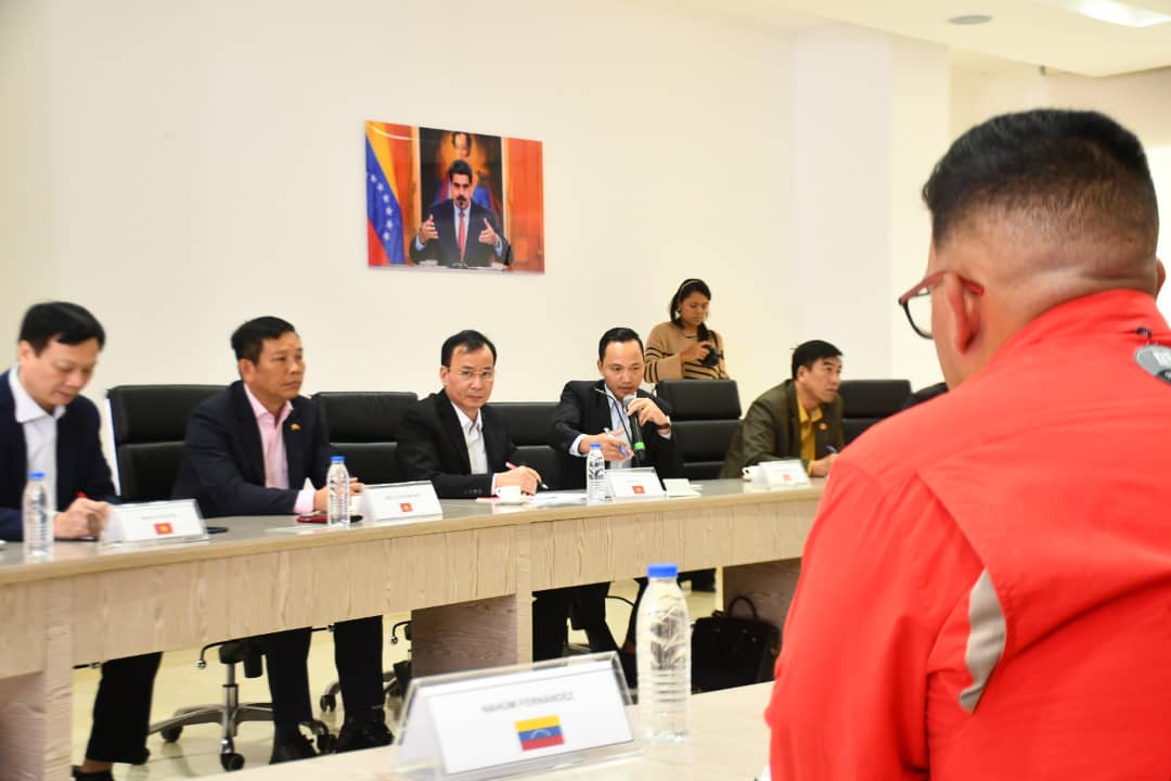 PartidoPSUV's tweet photo. Cabe mencionar que este encuentro entre el PSUV y el Partido Comunista de Vietnam, es de importancia para compartir experiencias y aprender cómo hacer más efectiva la movilización organizada de nuestro Partido que cuenta con una estructura en cada calle, comunidad y UBCh. 

@NicolasMaduro
@dcabellor
#VenezuelaCapitalDeLaPoesía