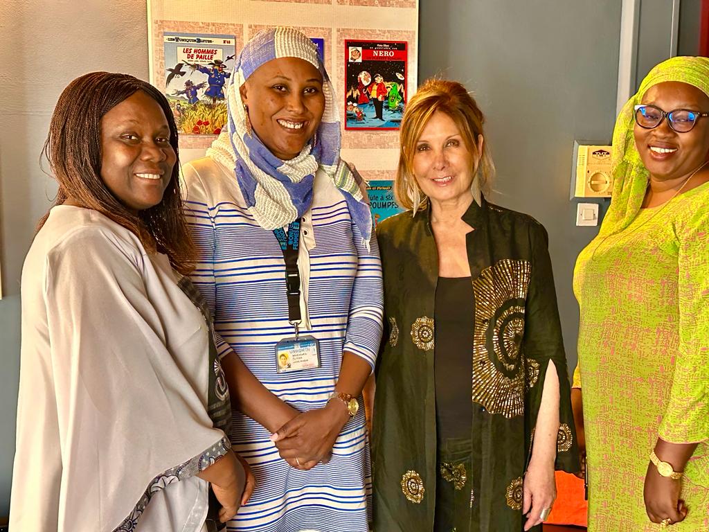 Rencontre à l’ambassade entre S.E. Myriam Bacquelaine et la Représentante résidente de @unwomenniger. L’occasion de rappeler que la 🇧🇪 est engagée dans un partenariat de longue date avec ONU Femmes pour la promotion et le respect des droits des jeunes filles et des femmes.