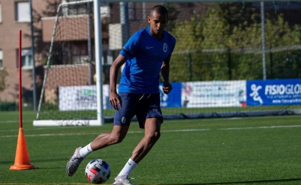 HoraAzulona's tweet photo. 🚨 El francés, Nabil Aberdin, nuevo jugador del #GetaB, procedente del @RMajadahonda
➡️ Puede actuar de central y de lateral derecho, tiene 20 años, y la temporada pasada jugó cedido en @UnionistasCF. https://t.co/UpieaMakIu