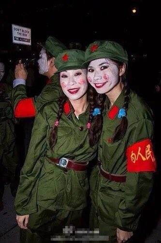 Potential666's tweet image. 我嘗試著去解構現在的大爺大媽為何對文革如此留戀和懷念，去始終無法用恰當的言語描述。那是創巨痛深影響、改變他們命運的年代，無數城市青年被趕到農村，遍嚐艱辛，很多人為了一紙回城的‘赦書’不得不出賣自己的肉體和靈魂。現在這群人卻又開始跳忠字舞、唱紅歌，是記憶沉澱後的美化還是馴化的成果？