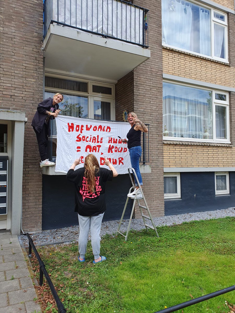 HoefslootRick's tweet photo. De huurders aan de Aaltje Noordewierstraat zijn weer druk spandoeken aan het schilderen! Ze blijven @hofwonen onder druk zetten totdat ze eindelijk dubbelglas krijgen! 💪💪✊✊ https://t.co/kg3el3XQP0