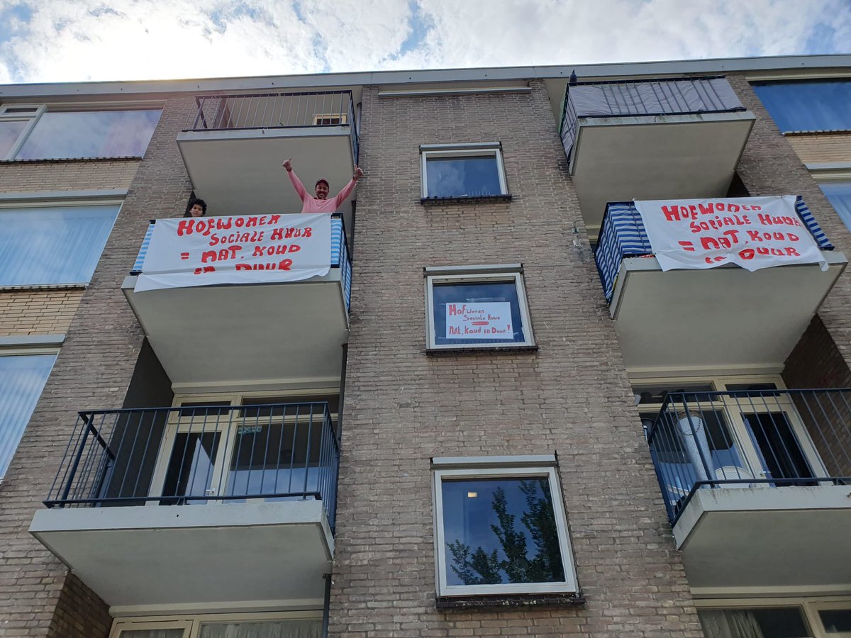 HoefslootRick's tweet photo. De huurders aan de Aaltje Noordewierstraat zijn weer druk spandoeken aan het schilderen! Ze blijven @hofwonen onder druk zetten totdat ze eindelijk dubbelglas krijgen! 💪💪✊✊ https://t.co/kg3el3XQP0