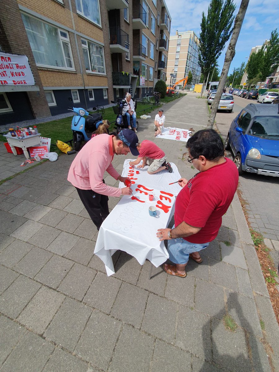 HoefslootRick's tweet photo. De huurders aan de Aaltje Noordewierstraat zijn weer druk spandoeken aan het schilderen! Ze blijven @hofwonen onder druk zetten totdat ze eindelijk dubbelglas krijgen! 💪💪✊✊ https://t.co/kg3el3XQP0