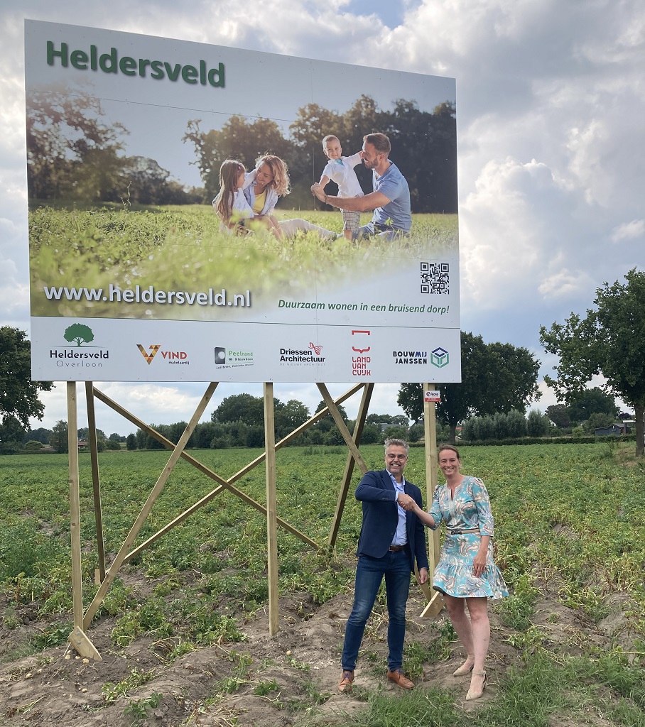 Wethouder De Bruin en ontwikkelaar Geert Martens hebben in Overloon een bouwbord onthuld. De onthulling vormt de start van een groot bouwplan. Dat bouwplan heeft de naam 'Heldersveld'. Er komen maar liefst honderd woningen. Lees verder op bit.ly/3Q4LcRx