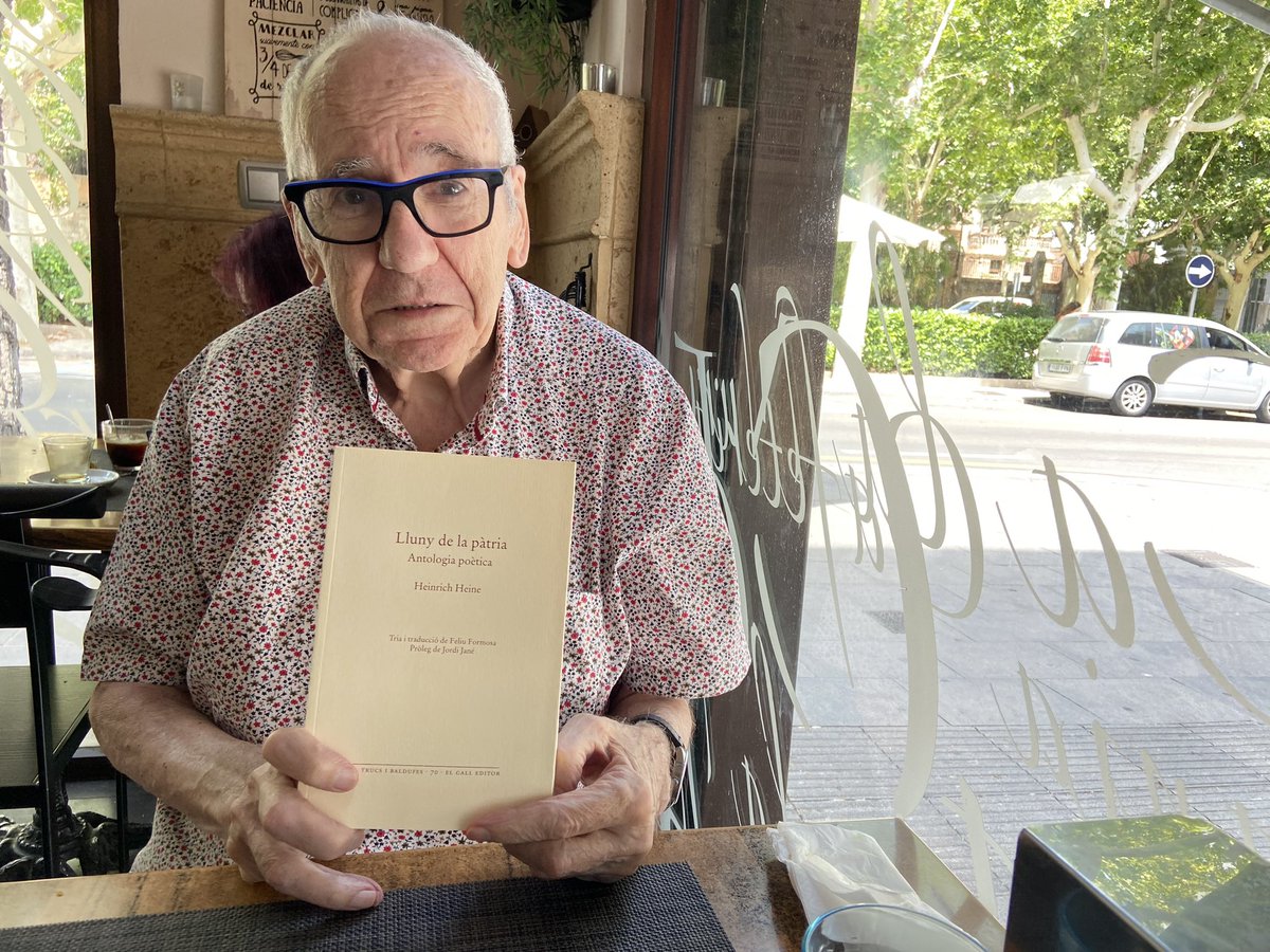 Alex_Susanna's tweet photo. Avui ens hem trobat amb en Feliu Formosa a Igualada per celebrar l’aparició de la seva antologia de poemes de Heine, “Lluny de la pàtria”, a @ElGallEditor. Lectors de poesia, busqueu-la i gaudiu de la ironia punyent d’uns més vius que mai. Per moltes més traduccions, amic Feliu! https://t.co/HPX9y6sh7V