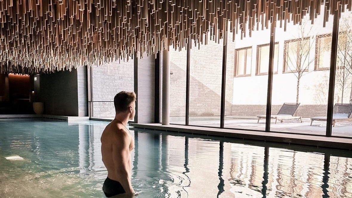 sixsenses's tweet photo. How about taking some time to relax?
Whether you prefer refreshing embrace of outdoor oasis or serene ambiance of indoor pool, let our Six Senses Spa recharge your batteries.
#SixSensesCransMontana #PositiveAltitude https://t.co/WOFOG5v7ni