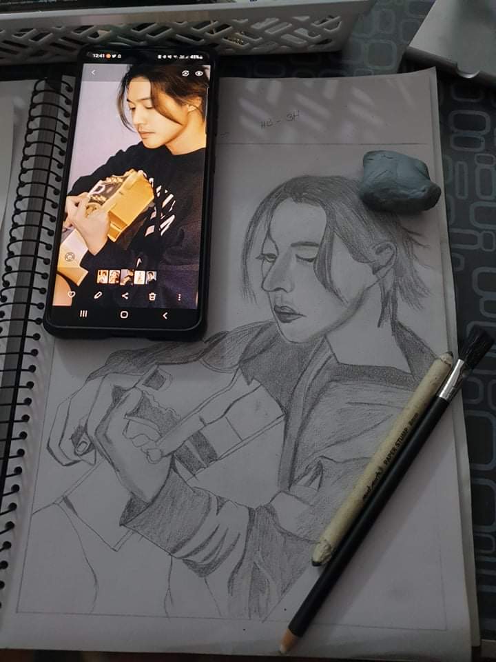 lhieyanminho22's tweet photo. #Kimhyunjoong your memory always in my heart never end of a dream to see you perform in the world with all your guitars and Gemini Band beside you🥰🙏 Why do I love this photo?😅✍️ I missed doing sketch but I don't know the next sketch would be?
#PlaylistCover? Or simple You😅 https://t.co/zjuQUT1IjU