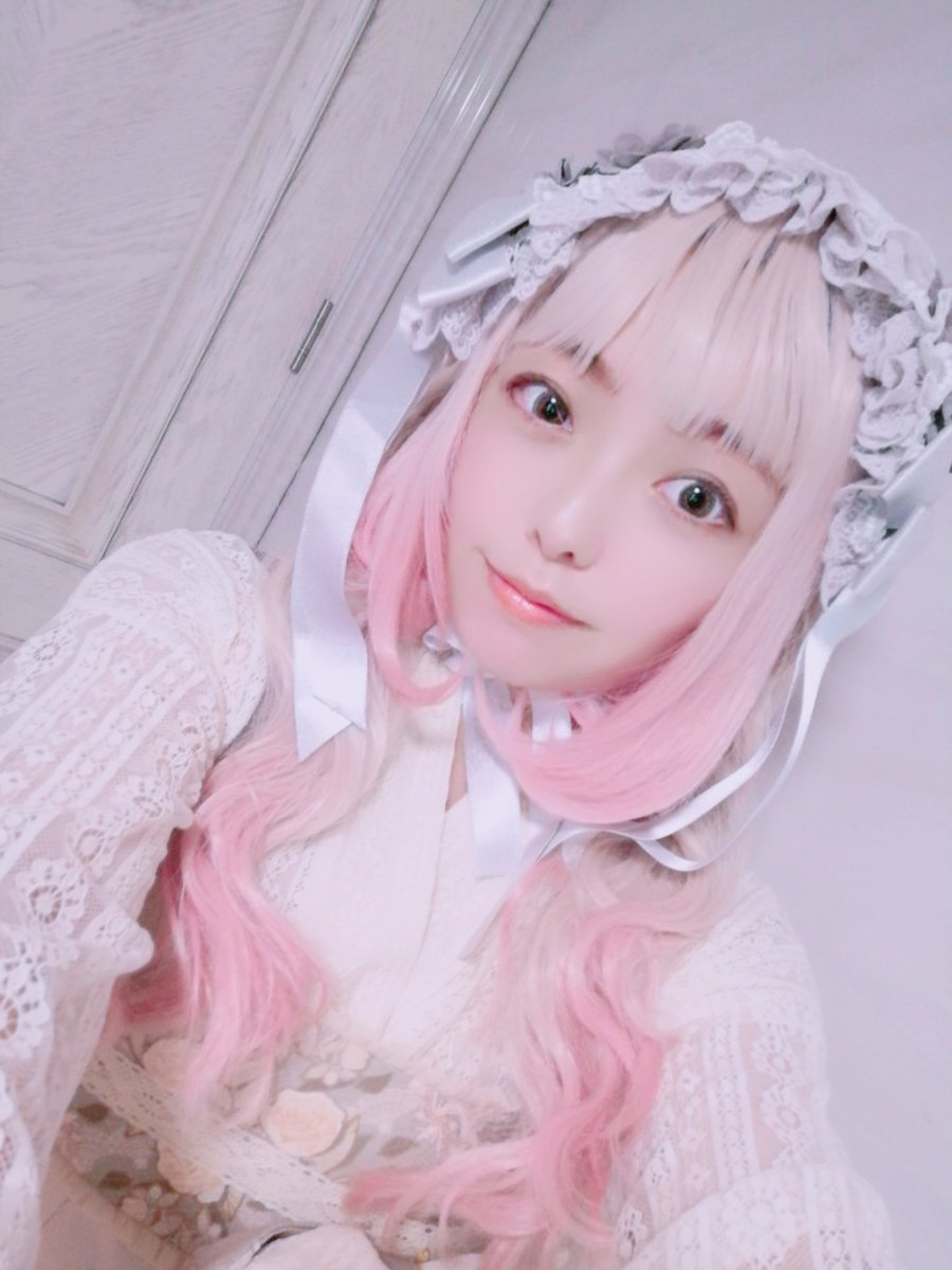 mi_mi0613's tweet photo. お洋服の生産工場がなかなか決まらず😢引き続き生産出来る工場を探してるので見つかり次第お知らせします。1ヶ月以内には工場見つかりますように🙏

画像で着用してるは新作ウイッグのサンプルです。いちごミルクカラーグラデのツインテールウイッグは可愛いです✨この色とデザインどうでしょうか？ https://t.co/zrANjtjP1C