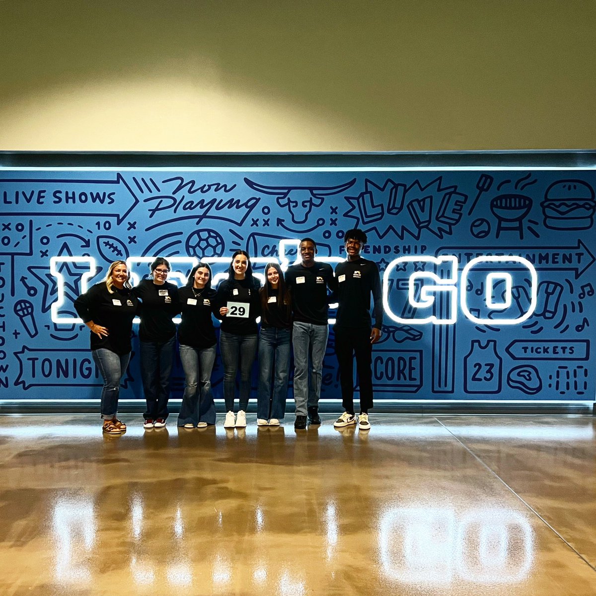 JeniVoris9's tweet photo. 🗣️Let’s Go!! #grouppicture📷 #LeadLikeAChampion @Friscoisdsports @mackeyspeaks #Table29 https://t.co/LqQBTLKQAi