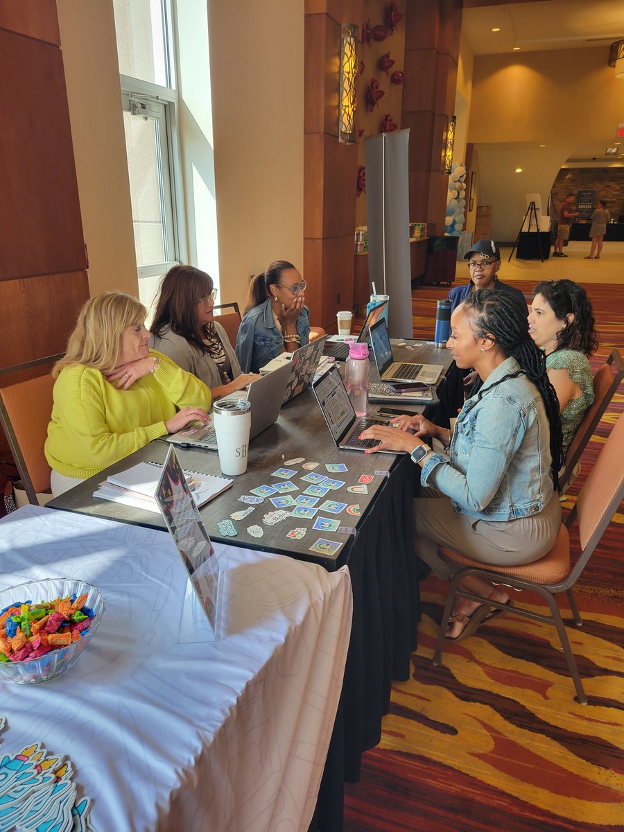 Elementary ELA hard at work to help our amazing teachers in JCPS!!! #JCPSReads @dominiquemoor3 <a href="/szbarber/">Shelli</a> <a href="/TaraSch76/">Tara Schneider</a> <a href="/LydianAndrea/">Andrea Lydian</a> <a href="/sandralhogue/">Dr. Sandra L. Hogue</a> <a href="/jillcoleky/">jillcole</a>