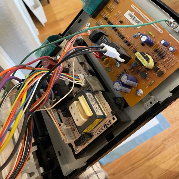 Alex56048141's tweet photo. Think twice before attempting DIY appliance repairs. From electrical hazards to incorrect diagnosis, the dangers are real. Let our professionals handle the job, ensuring your appliances are fixed safely and efficiently. Reach out to us today! https://t.co/T3JKGXOTwR