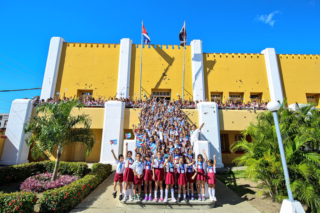 "Hoy hemos tomado la fortaleza, hoy hemos tomado esta fortaleza, porque hoy la hemos convertido en un centro de enseñanza; hoy sí hemos ganado esta batalla". Así dijo Fidel sobre el Cuartel Moncada convertido en escuela.

#SantiagodeCuba #70Moncada #ConTodosLaVictoria <a href="/DiazCanelB/">Miguel Díaz-Canel Bermúdez</a>